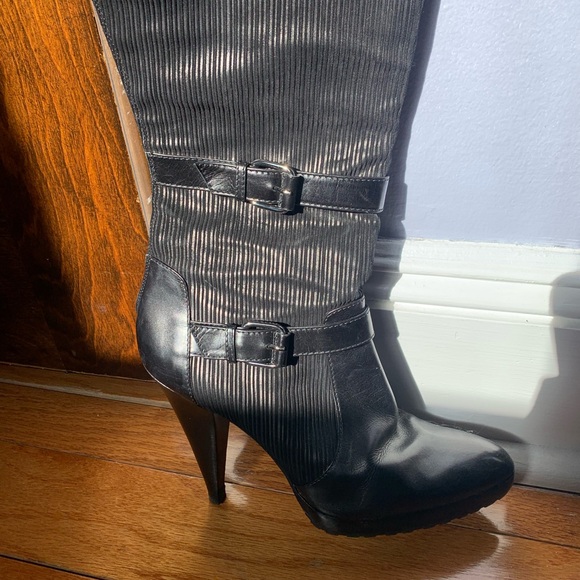 Black Oscar De La Renta Heeled Boots. Very comfortable barely worn. Size 38.5 - Picture 6 of 11